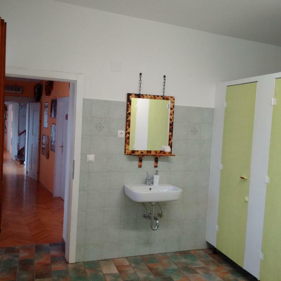 Residence Muzica Bed And Breakfast Komen Екстериор снимка